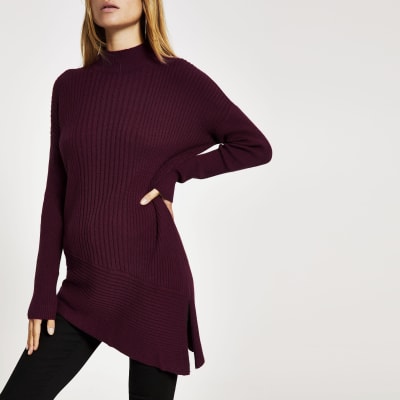 Asymmetrischer, dunkelroter Strickpullover mit hohem Kragen
