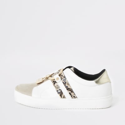 Witte slip-on gympen met hangslotje