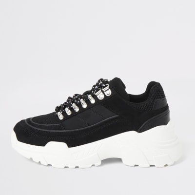 Schwarze, robuste Wandersneaker