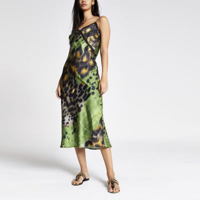 Groene slipdress met kanten afwerking bedrukt