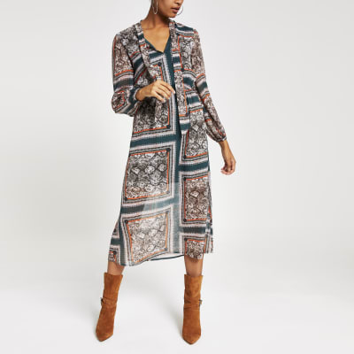 Tailliertes, gemustertes Midikleid in Grün mit langen Ärmeln 