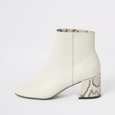 Beige laarzen met blokhak, brede pasvorm en slangenprint