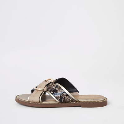 Beige sandalen met gekruiste bandjes met studs en brede pasvorm