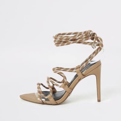 Beige sandalen met smalle hak en veters