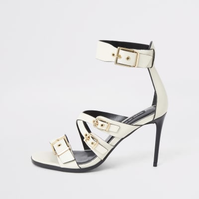 Witte leren sandalen met hak en gespen