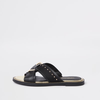 Schwarze Sandalen mit Nieten, weite Passform