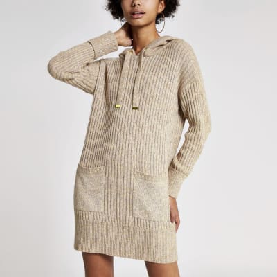 Langärmeliges Rippstrick-Hoodiekleid in Camel