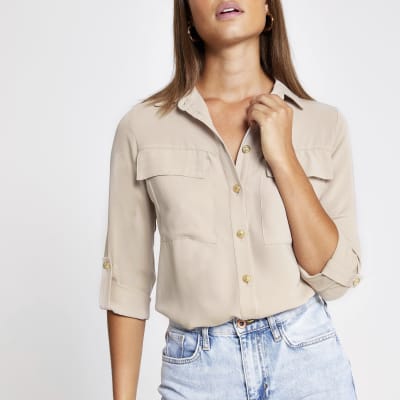 Utility-Hemd mit hochgerollten Ärmeln