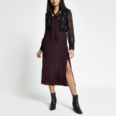 Schwarzes Midikleid mit Paisley-Muster und transparentem Ärmel