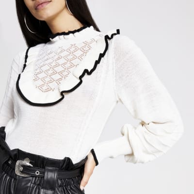Witte gebreide top met ruches langs de hals