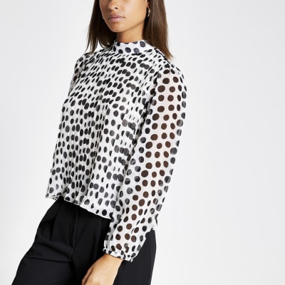 Zwarte geplooide top met stippen en doorschijnende mouwen