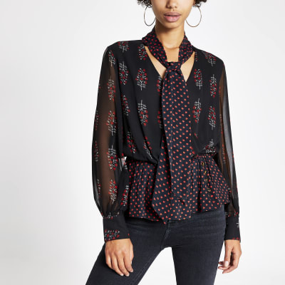 Hauchdünne Bluse mit Ärmeln, Schnürung am Hals und Blumenmuster in Schwarz