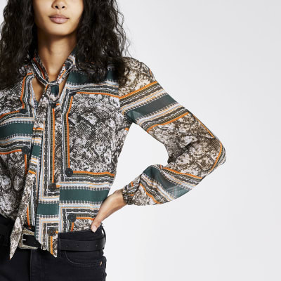 Groene blouse met sjaalprint en strik bij de hals