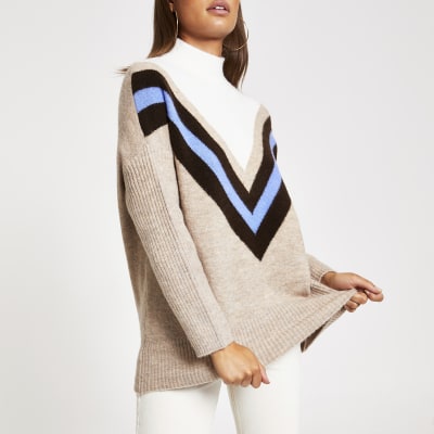 Strickpullover mit hohem Kragen mit Chevron-Muster in Beige