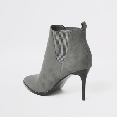 Bottines grises pointues à talons, coupe large
