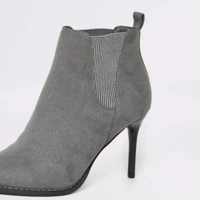 Graue, spitz zulaufende Stiefeletten mit Absätzen im Wide Fit