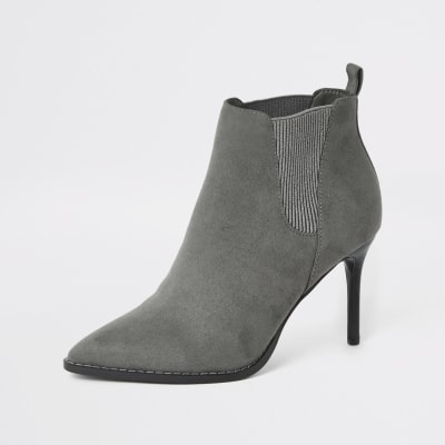 Graue, spitz zulaufende Stiefeletten mit Absätzen im Wide Fit