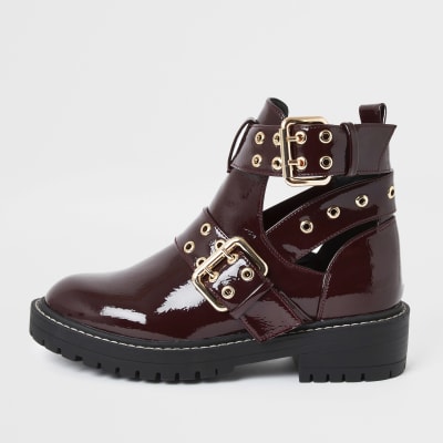 Rote, grobe Lackstiefel mit weitem Schaft und Ausschnitten an der Seite