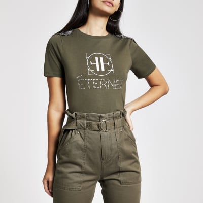 Kaki T-shirt met versiering op de schouder