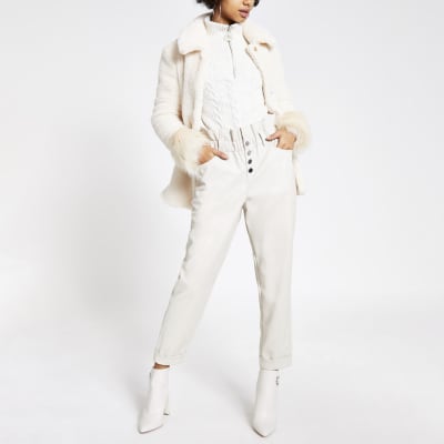 Crème broek van imitatieleer met geplooide taille en knopen