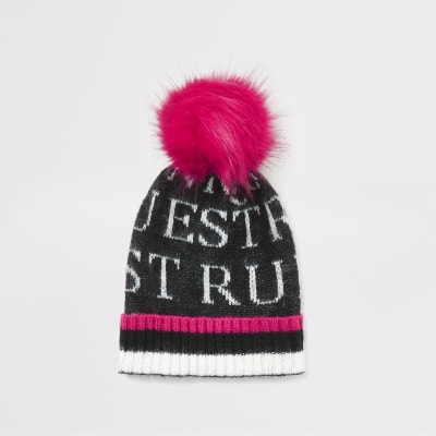 Bedruckte Beanie-Mütze mit Bommel aus Kunstfell in Schwarz