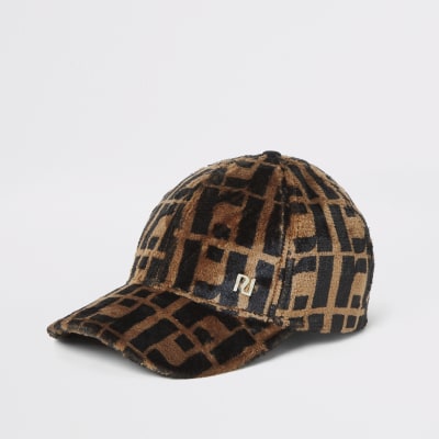 Braune RI Kappe mit Kunstfell und Monogramm