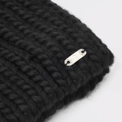 Bonnet noir à deux pompons en fausse fourrure