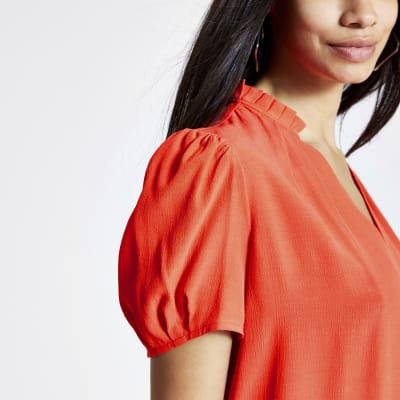 Rotes Oberteil mit V-Ausschnitt und Rüschen