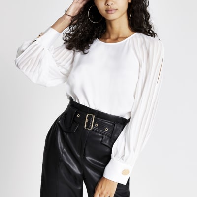 Witte geplooide top met lange doorschijnende mouwen en split