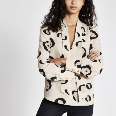 Crèmekleurige blouse met luipaardprint en strik bij de hals