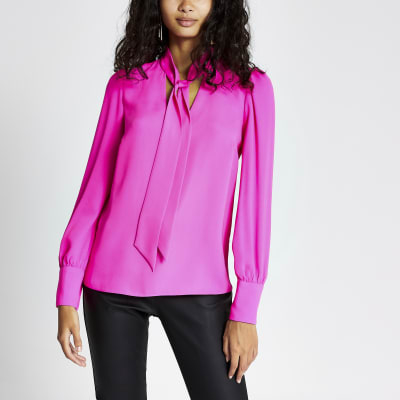 Felroze blouse met strik om de hals