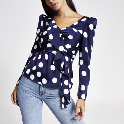 Blauwe top met lange mouwen en stippen