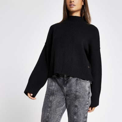 Schwarzer Pullover mit hohem Kragen