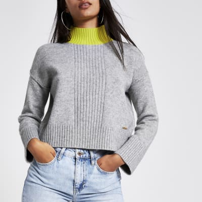 Grijze hoogsluitende gebreide cropped pullover met kleurvlakken