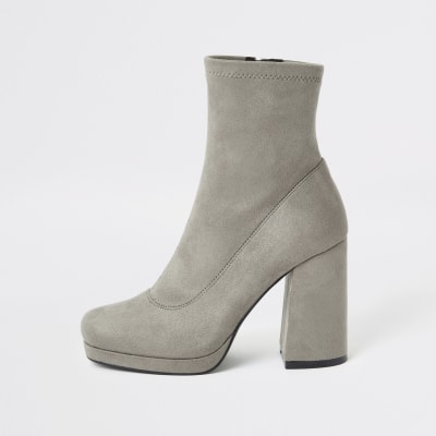 Graue Sock-Stiefel mit Blockabsatz