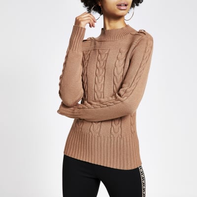 Brauner Pullover mit Zopfmuster und hohem Kragen