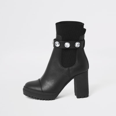 Schwarz verzierte Stock Boots mit Riemen