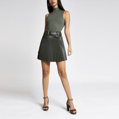 Kaki geplooide polyurethaan minirok met ceintuur