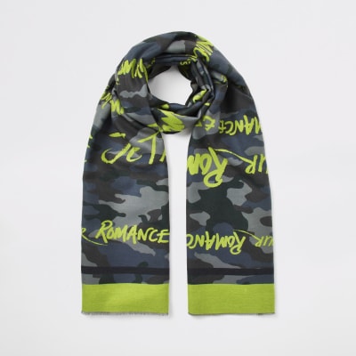 Dunkelgrüner Schal mit Camouflage-Muster und Text-Aufdruck