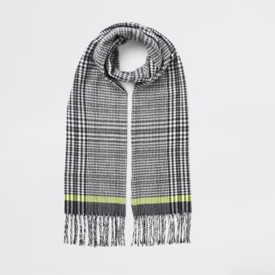 Zwarte geruite sjaal met kwastjes aan de zoom