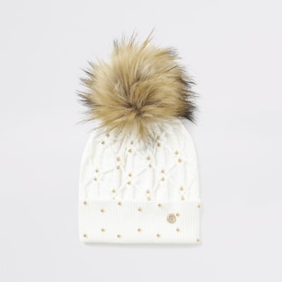 Beanie-Mütze mit Nieten in Weiß