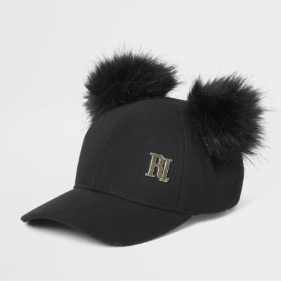 Schwarze Baseballkappe mit Kunstfellbommeln und RI-Logo