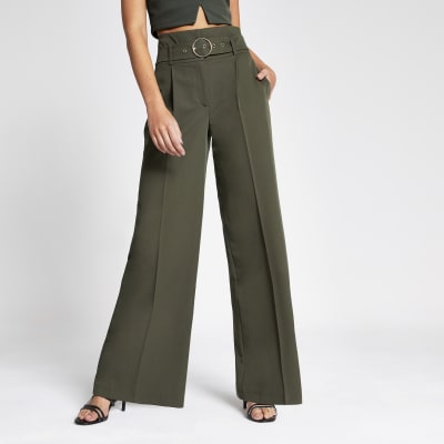 Hose in Khaki mit weitem Bein und Gürtel