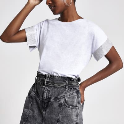 Graues T-Shirt mit verzierten Bündchen