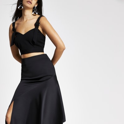 Zwarte crop top met gesp en bies