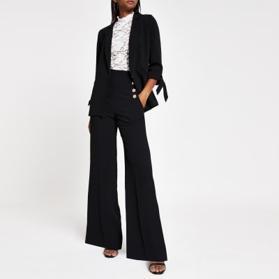 Zwarte broek met wijde pijpen en knopen