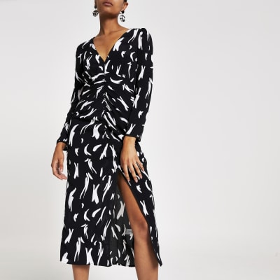 Weißes, gerüschtes Midi-Kleid mit Schlitz vorne