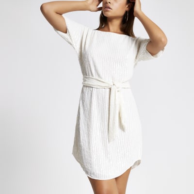 Paillettenbesetztes Kleid in Creme mit Taillenband