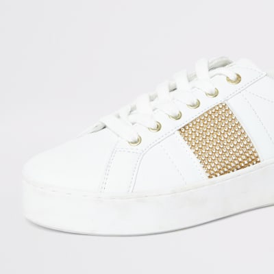 Weiße Sneakers mit Strasssteinen und Streifen