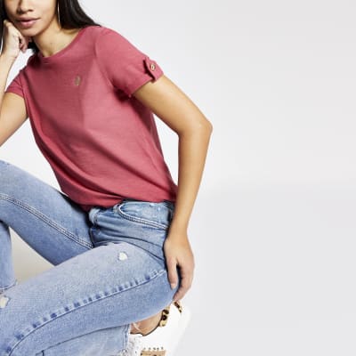 Rotes T-Shirt mit Rollärmeln